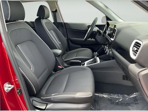 Used 2024 Hyundai Venue Limited image 23