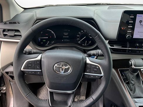 Used 2023 Toyota Sienna XLE image 5