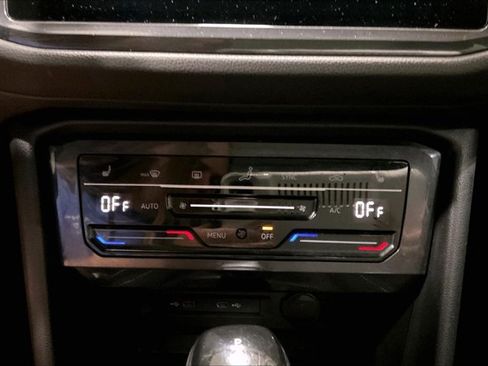 Used 2024 Volkswagen Tiguan SE w/ Panoramic Sunroof Package FWD image 33