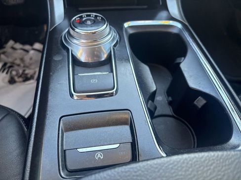 Used 2017 Ford Fusion SE w/ Fusion SE Technology Package image 16