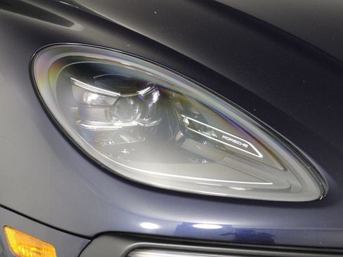 Certified 2022 Porsche Macan S AWD/4WD image 28