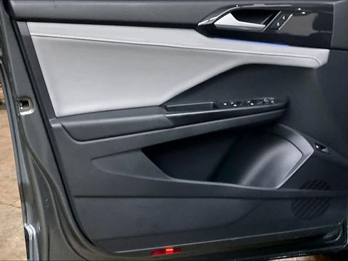 Used 2022 Volkswagen Taos SEL image 25