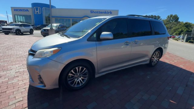Used 2019 Toyota Sienna XLE Premium FWD image 7