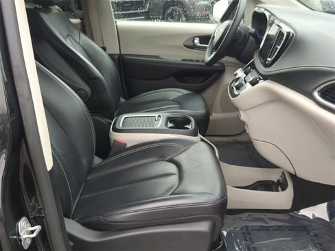 Used 2023 Chrysler Pacifica Touring-L image 21