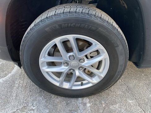 Used 2023 Jeep Grand Cherokee Laredo image 13