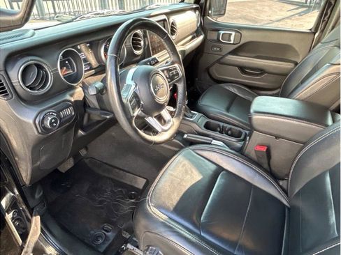 Used 2020 Jeep Gladiator Overland image 2