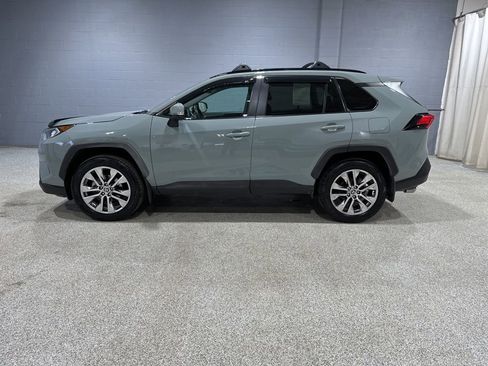 Used 2021 Toyota RAV4 XLE Premium image 5
