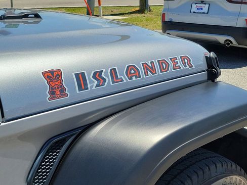 Used 2021 Jeep Wrangler Unlimited Islander image 5