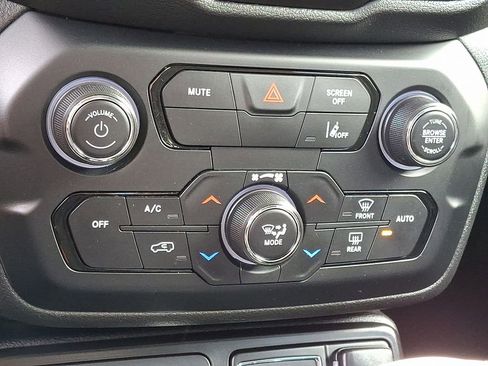 Used 2023 Jeep Renegade Latitude image 16