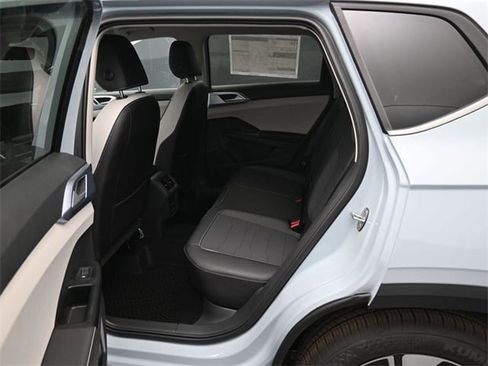 New 2026 Volkswagen Taos SE image 11