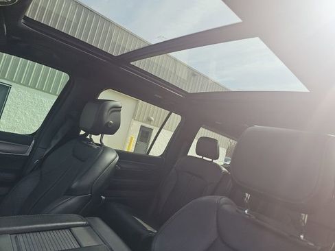 Used 2024 Jeep Wagoneer Series II image 11