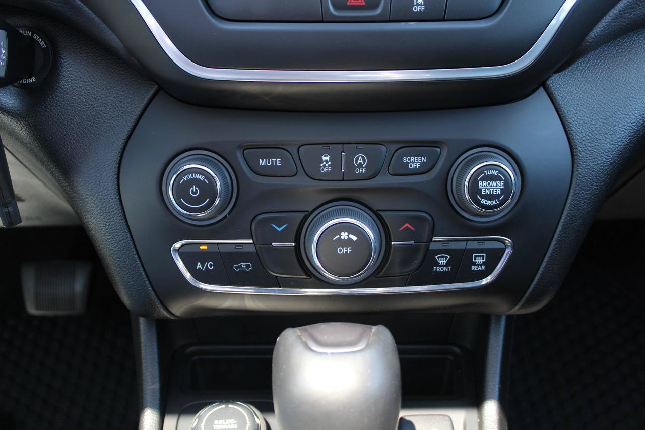 Used 2022 Jeep Cherokee Latitude w/ Sun & Sound Group AWD/4WD image 18