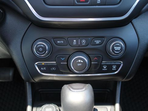 Used 2022 Jeep Cherokee Latitude w/ Sun & Sound Group AWD/4WD image 18
