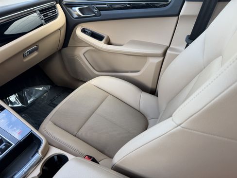 Certified 2024 Porsche Macan S AWD/4WD image 17