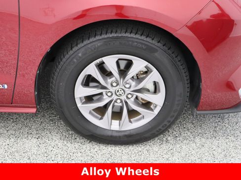 Certified 2021 Toyota Sienna XLE image 5