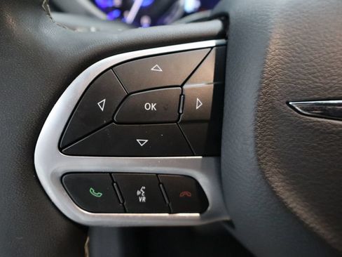 Used 2025 Chrysler Pacifica Select FWD image 15