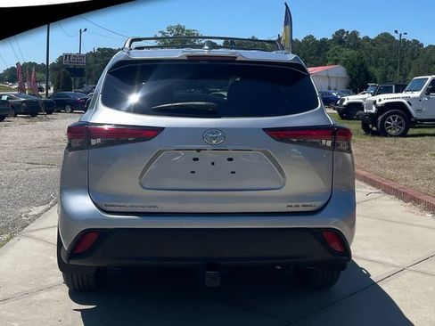 Used 2021 Toyota Highlander XLE AWD/4WD image 6