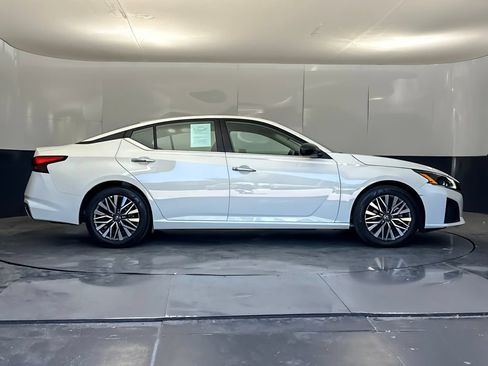 Used 2025 Nissan Altima 2.5 SV FWD image 2