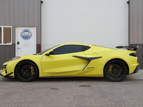 Used 2024 Chevrolet Corvette Z06 w/ Z07 Performance Package RWD image 8