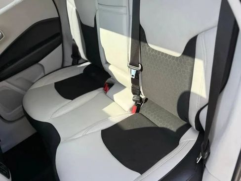 Used 2019 Jeep Compass Latitude FWD image 9