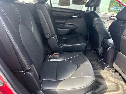 Used 2022 Toyota Highlander XLE FWD image 28