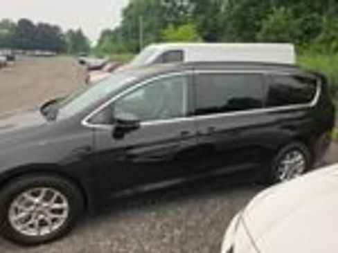Used 2022 Chrysler Pacifica Touring-L FWD image 3