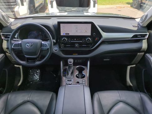 Certified 2024 Toyota Highlander Platinum AWD/4WD image 15