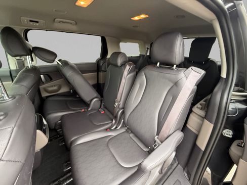 Used 2025 Kia Carnival EX FWD image 19