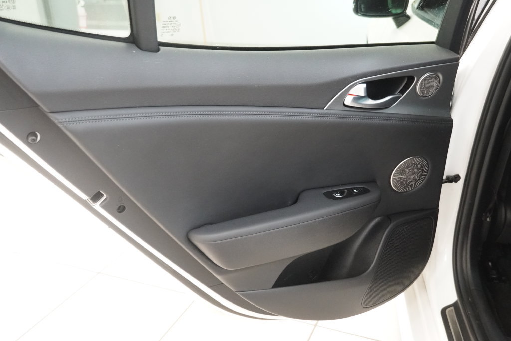 Used 2018 Kia Stinger GT2 image 26