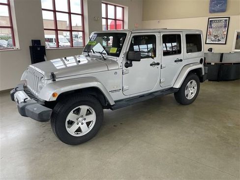 Used 2012 Jeep Wrangler Unlimited Sahara w/ Dual Top Group AWD/4WD image 3