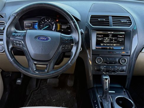 Used 2016 Ford Explorer XLT w/ Equipment Group 201A image 10
