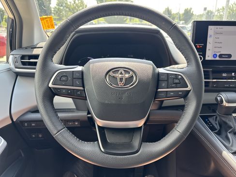 Used 2025 Toyota Sienna XLE FWD image 16