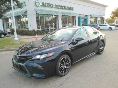 Used 2022 Toyota Camry SE image 1