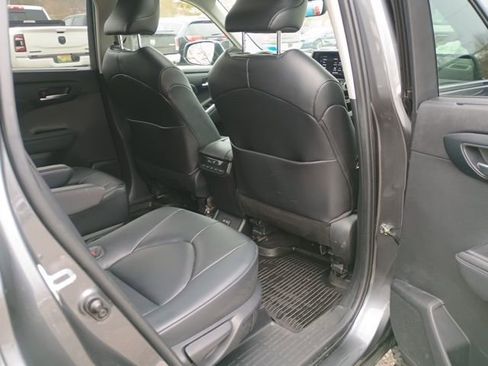 Used 2023 Toyota Highlander XLE AWD/4WD image 16