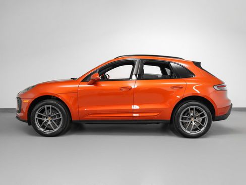 Certified 2025 Porsche Macan AWD/4WD image 2