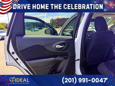 Used 2016 Jeep Cherokee Latitude w/ Cold Weather Group AWD/4WD image 13