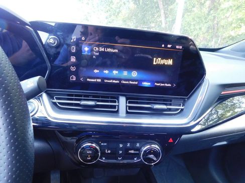 Used 2025 Chevrolet Trax RS w/ Driver Confidence Package FWD image 9