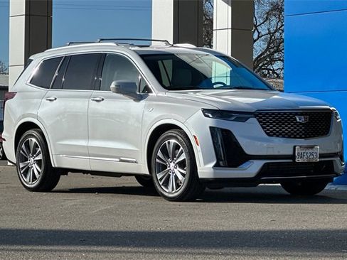Used 2022 Cadillac XT6 Premium Luxury w/ Technology Package image 2