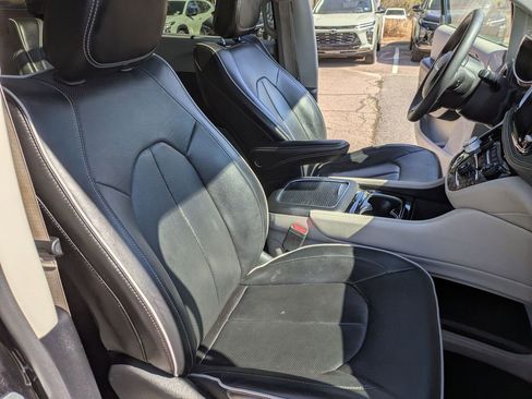Used 2022 Chrysler Pacifica Limited image 29
