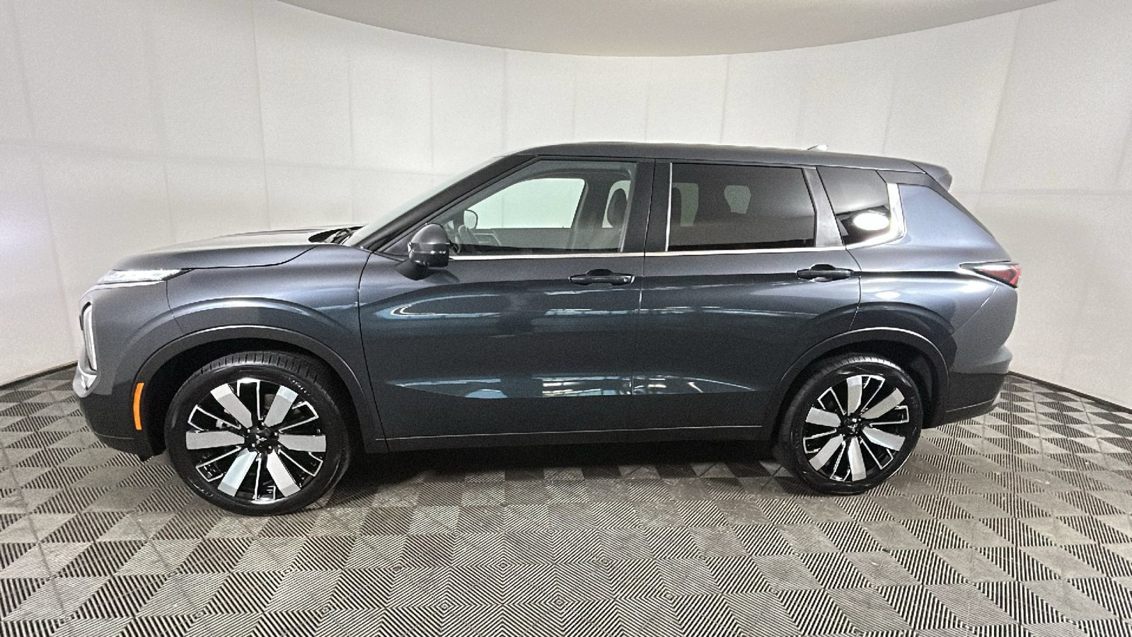 Used 2025 Mitsubishi Outlander SE AWD/4WD image 5