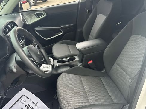 Used 2022 Kia Soul LX image 16