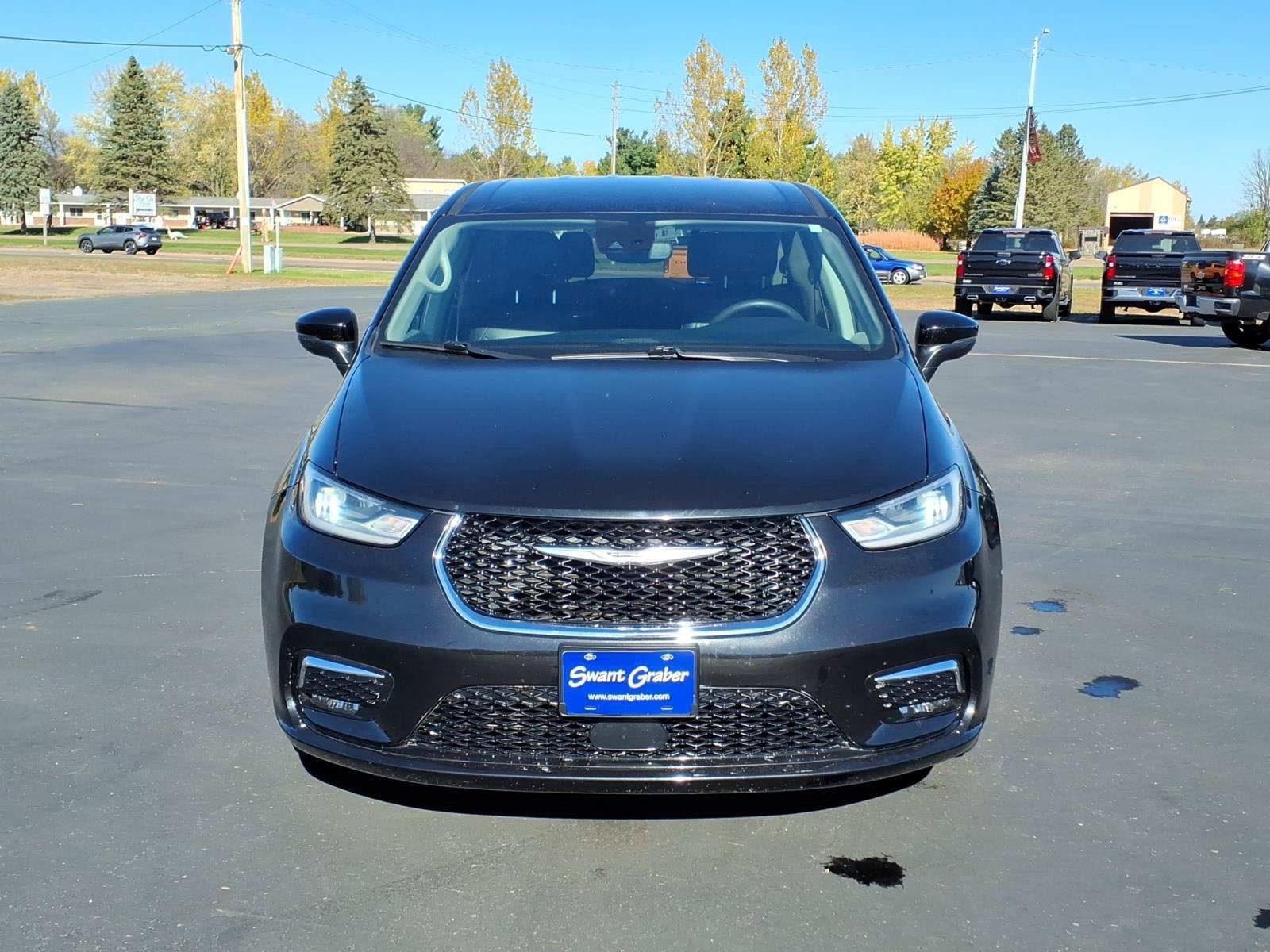 Used 2023 Chrysler Pacifica Touring-L FWD image 9
