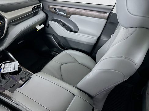 New 2026 Toyota Highlander Limited image 25