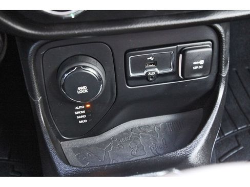 Used 2015 Jeep Renegade Latitude AWD/4WD image 29