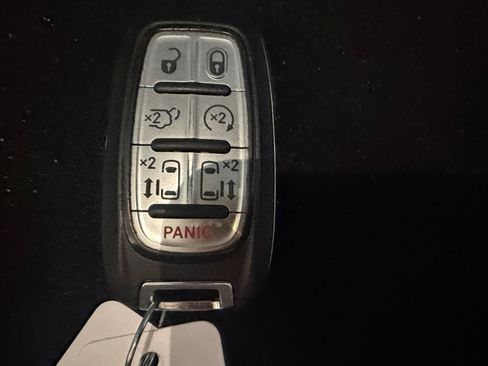 Used 2023 Chrysler Pacifica Touring-L FWD image 32