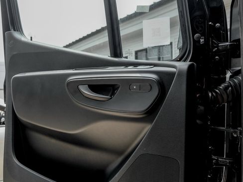 Used 2025 Mercedes-Benz Sprinter 2500 image 13