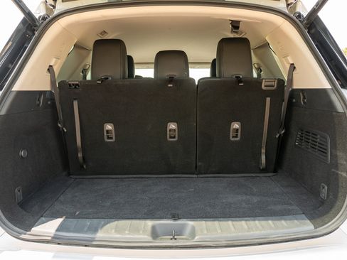 Used 2025 Nissan Pathfinder SL FWD image 16
