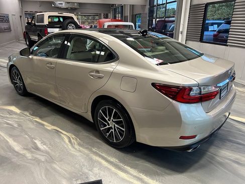 Used 2016 Lexus ES 350 w/ Luxury Package w/Wood Trim FWD image 37
