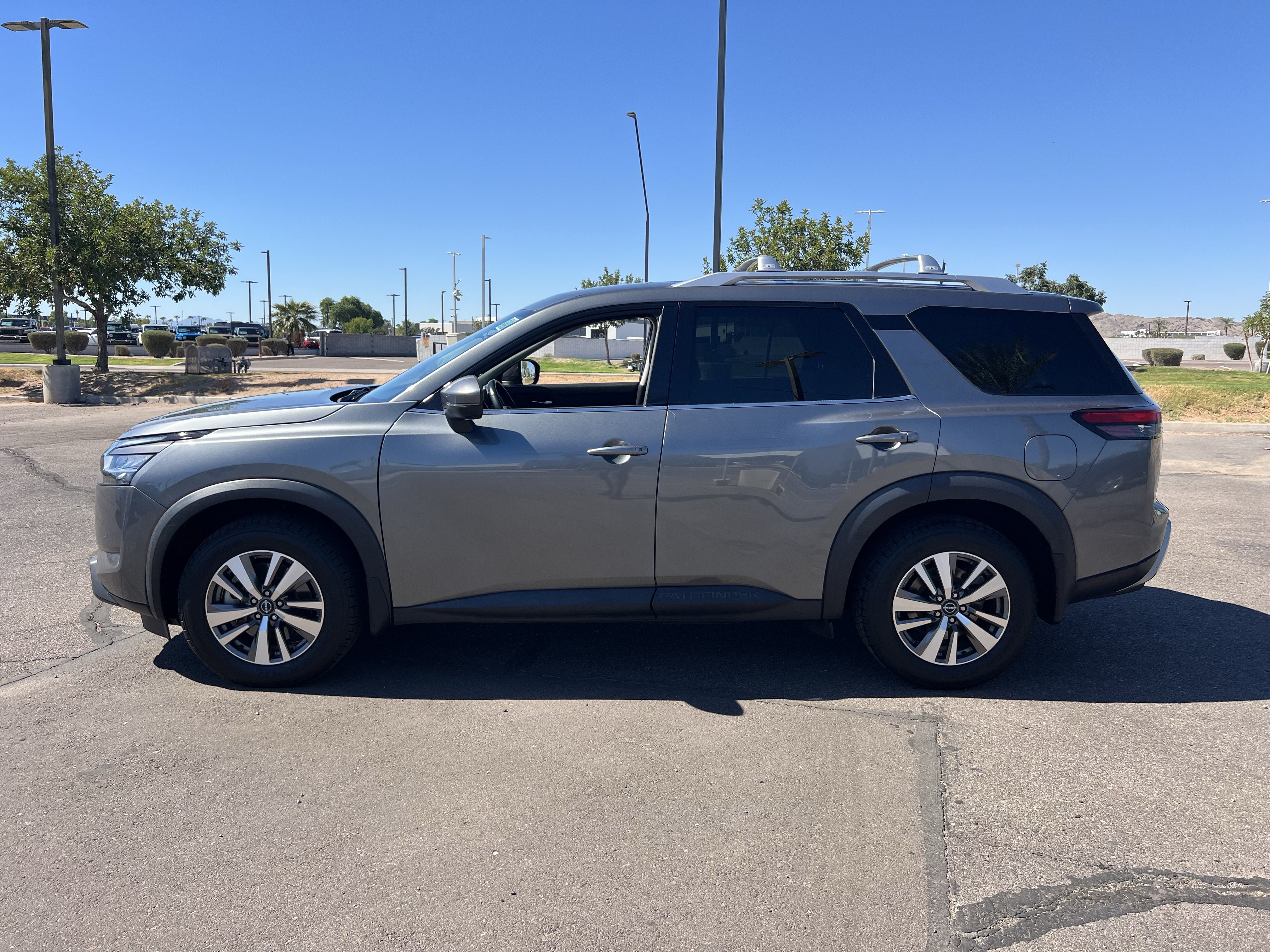 Used 2022 Nissan Pathfinder SL FWD image 3