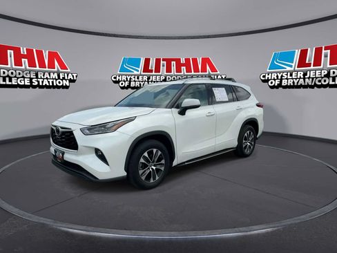 Used 2021 Toyota Highlander XLE FWD image 4
